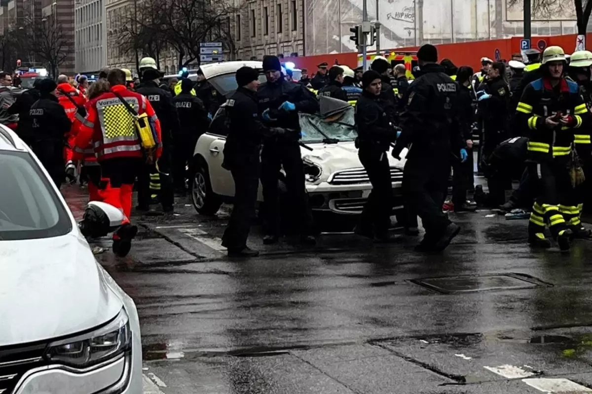 Almanya'da bir araç kalabalığın arasına daldı: 15'ten fazla yaralı var