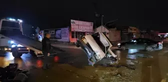 Çorum'da Trafik Lambalarına Çarpan Otomobil Devrildi: 2 Yaralı