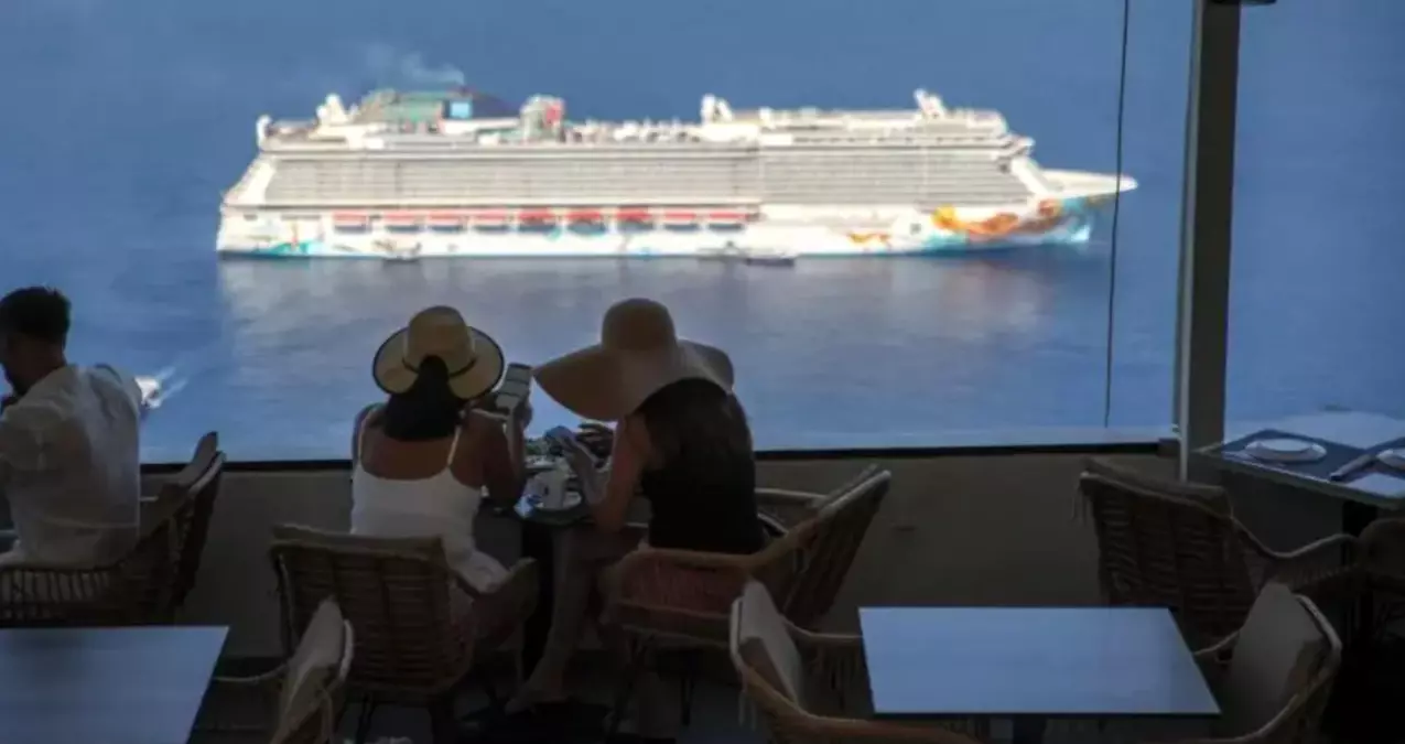 Santorini’deki Depremler Turizm Fırtınası Yaratıyor Santorini’deki Depremler Turizm Fırtınası Yaratıyor