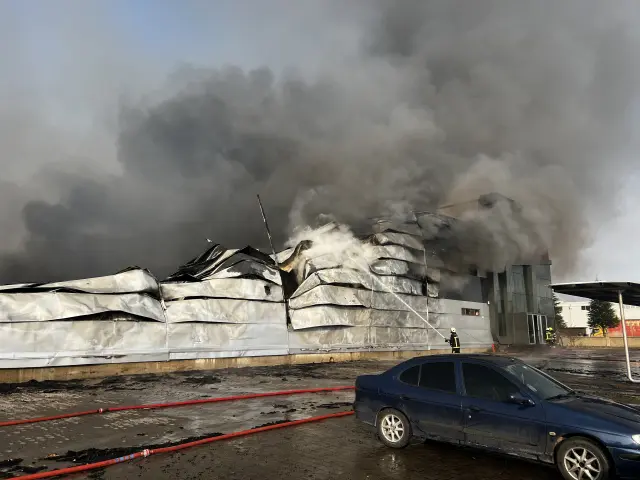 The moment the fire broke out, which resulted in the death of 3 workers, was captured on camera