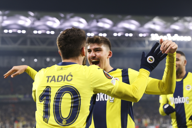 Fenerbahçe, Anderlecht'i sahasında 3-0 yendi Fenerbahçe, Anderlecht'i sahasında 3-0 yendi