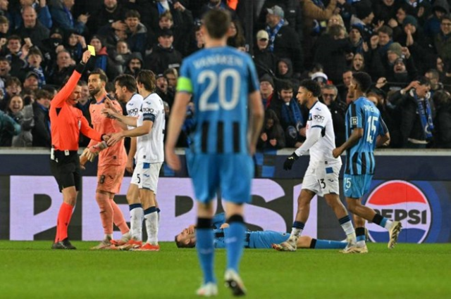 قرار حليل أوموت ميلر في دوري أبطال أوروبا أثار جدلاً في البلاد