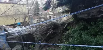 Beyoğlu'nda İstinat Duvarı Yıkıldı, Binalar Tahliye Edildi