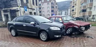 Kastamonu'da İki Otomobil Çarpıştı, Yaralı Yok