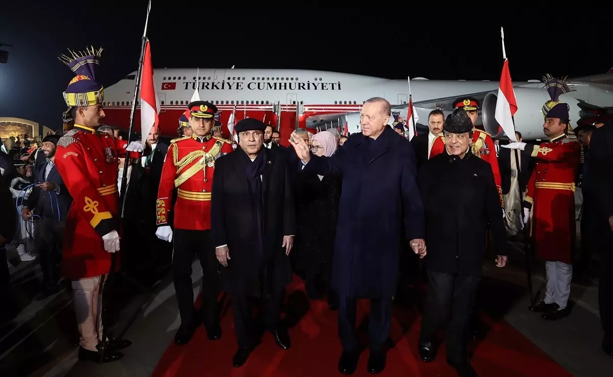 Pakistan hükümeti Cumhurbaşkanı Erdoğan'ı karşılama töreni için 'Dombra'lı klip paylaştı