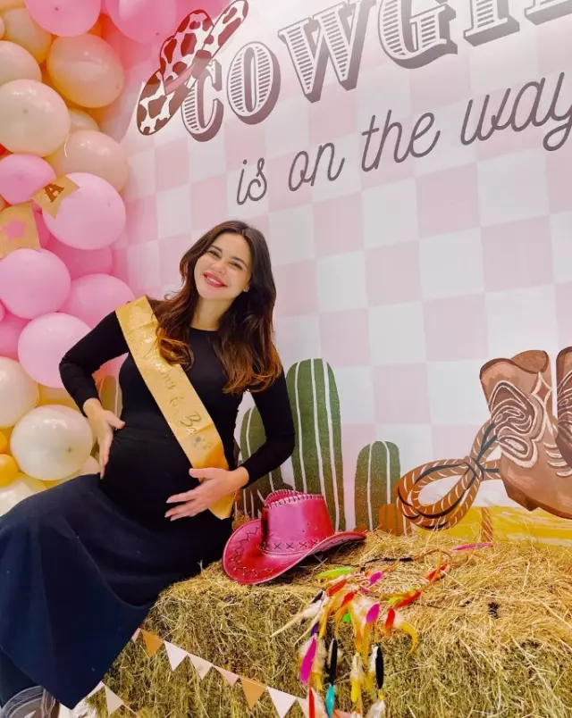 Surprise baby shower party for Zeynep Sever Demirel! Comments flooded in on her poses with Volkan Demirel