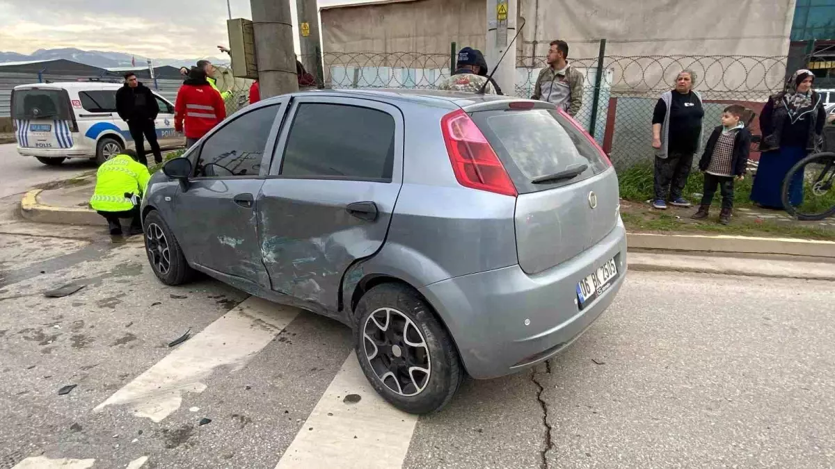 Kocaeli'nde Otomobil Çarpışması: 2 Yaralı