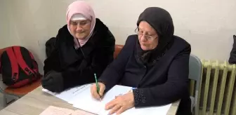 73 Yaşındaki Anne ve Kızı Okuma Yazma Kursuna Katılıyor