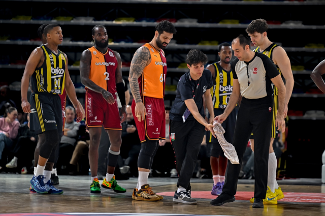 The Fenerbahçe-Galatasaray basketball match was interrupted