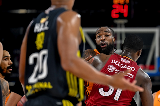 The Fenerbahçe-Galatasaray basketball match was interrupted