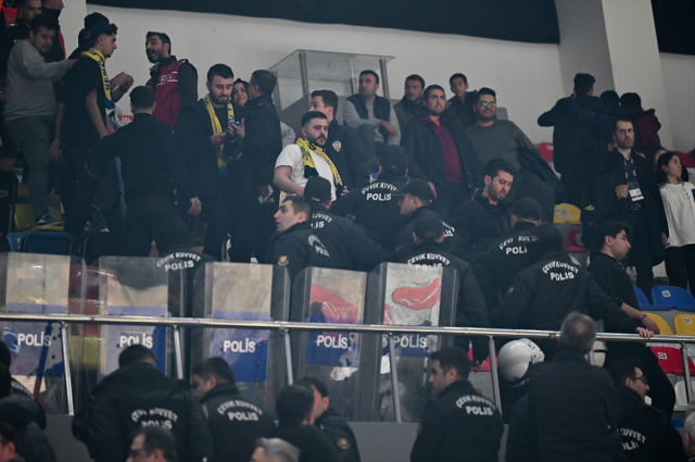 The Fenerbahçe-Galatasaray basketball match was interrupted