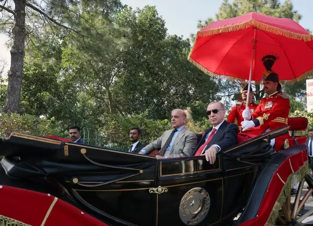 President Erdoğan arrived at the dinner held in his honor in Pakistan by carriage