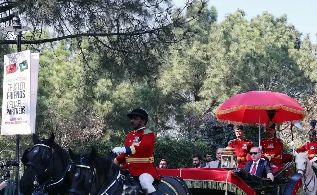 President Erdoğan arrived at the dinner held in his honor in Pakistan by carriage