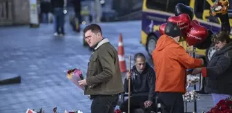 İstanbul'da Sevgililer Günü Yoğunluğu: Kırmızı Gül Tercih Ediliyor