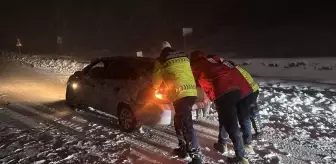 Muş'ta Kar ve Tipi Nedeniyle Yolda Mahsur Kalan 50 Araç Kurtarıldı