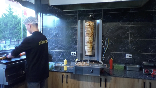 No license, no business: They are making and selling döner at home