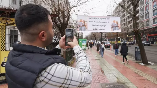 He hung a banner in the middle of the city to apologize to his wife after a disagreement