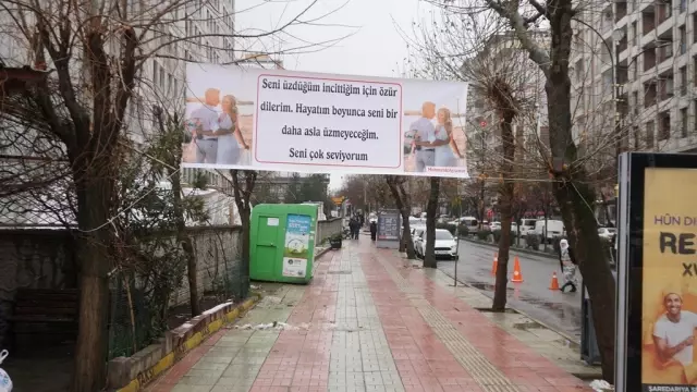 He hung a banner in the middle of the city to apologize to his wife after a disagreement