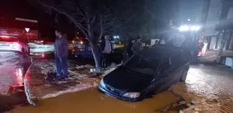 Tekirdağ'da içme suyu isale hattının patlamasıyla oluşan çukura otomobil düştü