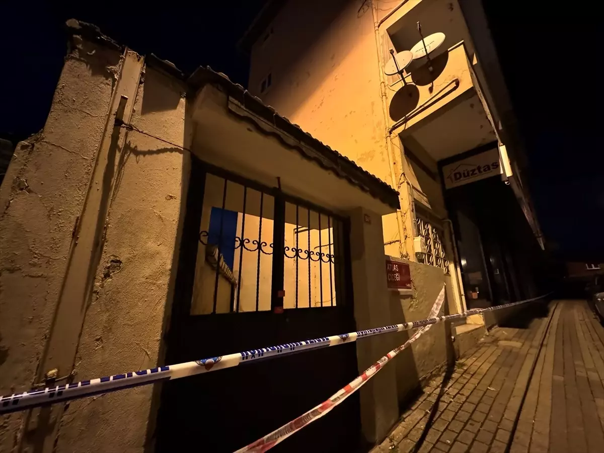 Üsküdar'da Toprak Kayması: 12 Daire Tahliye Edildi