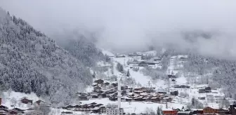 Uzungöl'ü Buz Tabakası Kapladı, Ziyaretçiler Manzaraya Hayran Kaldı