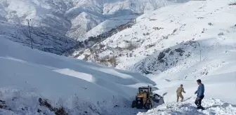 Van Bahçesaray'da İş Makinesi Devrildi, Operatör Helikopterle Hastaneye Sevk Edildi