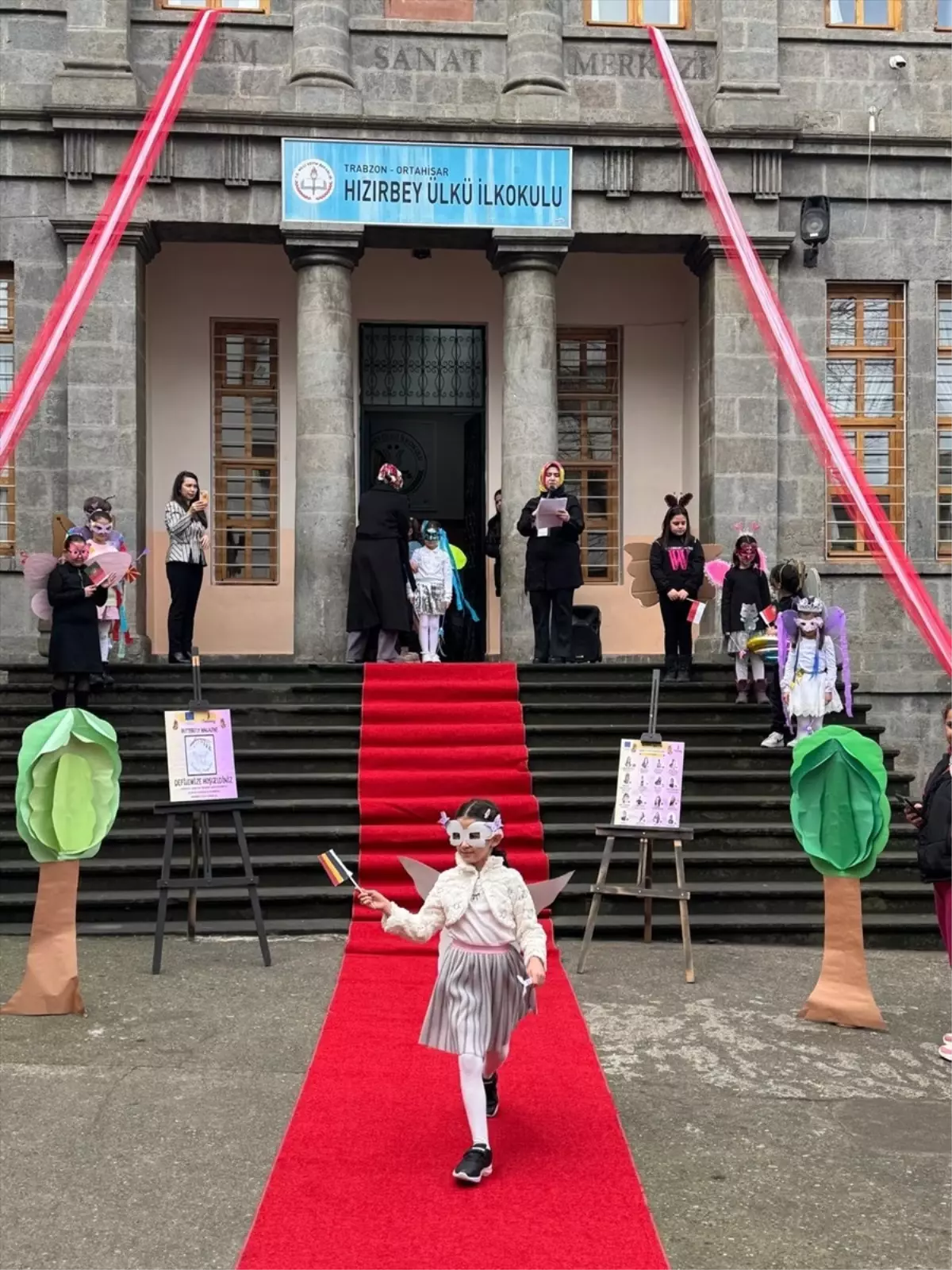 Trabzon'da ilkokul öğrencileri kelebeklerin yaşamını defileyle anlattı