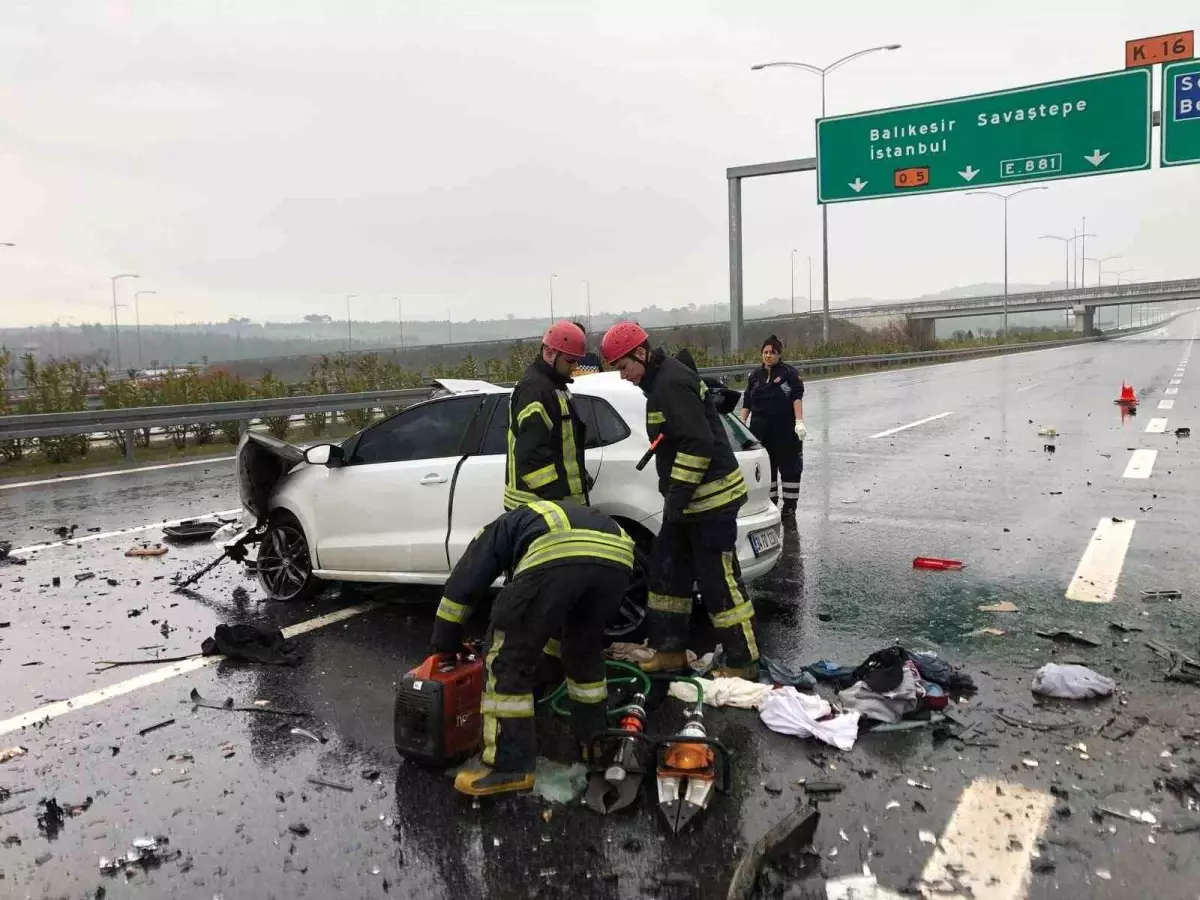 Manisa'da Park Halindeki Tankere Çarpan Otomobilde İki Kişi Hayatını Kaybetti