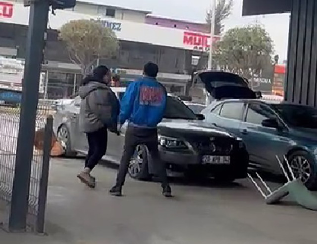 Sevgililer Günü'nde cinnet geçirdi, kocasının aracını perte çıkardı Sevgililer Günü'nde cinnet geçirdi, kocasının aracını perte çıkardı