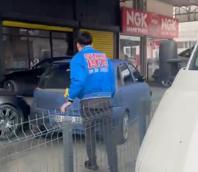 Sevgililer Günü'nde cinnet geçirdi, kocasının aracını perte çıkardı Sevgililer Günü'nde cinnet geçirdi, kocasının aracını perte çıkardı