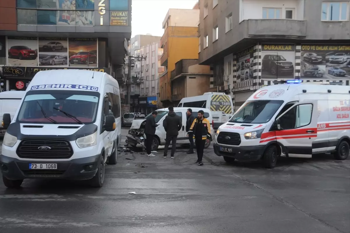 Cizre'de Yolcu Minibüsüne Çarpan Hafif Ticari Araç Kazası