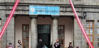 Trabzon'da ilkokul öğrencileri kelebeklerin yaşamını defileyle anlattı