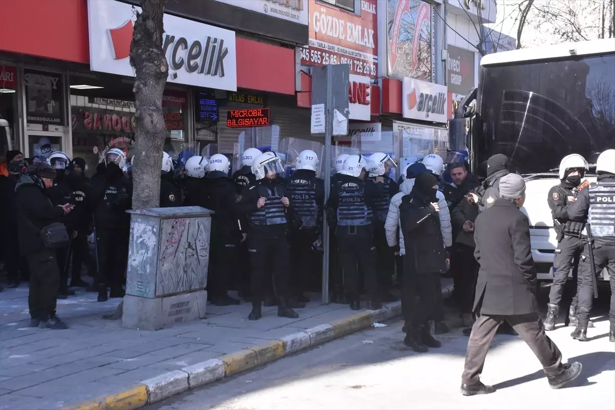 Van'da İzinsiz Yürüyüşe Polis Müdahalesi: 172 Gözaltı