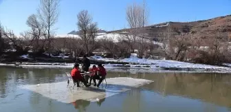 Bayburt'ta Amatör Balıkçılar Buz Üzerinde Eğlendi