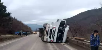 Bolu'da Kömür Yüklü Tır Devrildi, Trafik Kontrollü Olarak Sağlandı