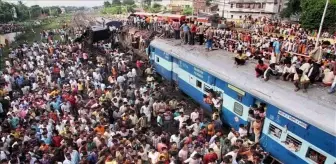 Hindistan'da tren istasyonu izdihamında 16 kişi hayatını kaybetti