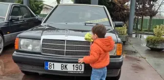 Düzce'de Klasik Otomobil Tutkunları Yağışa Rağmen Bir Araya Geldi