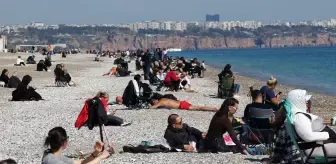 Tüm Türkiye'de kara kış hakimken Antalya sahilleri akın akın doldu