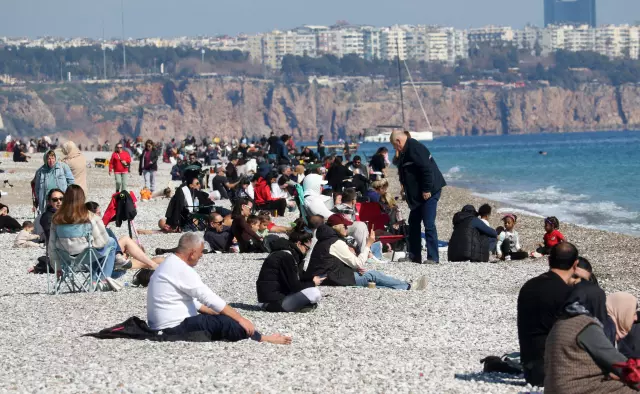 While heavy winter prevails all over Turkey, the beaches of Antalya were filled with crowds