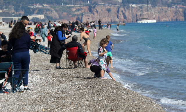 While heavy winter prevails all over Turkey, the beaches of Antalya were filled with crowds