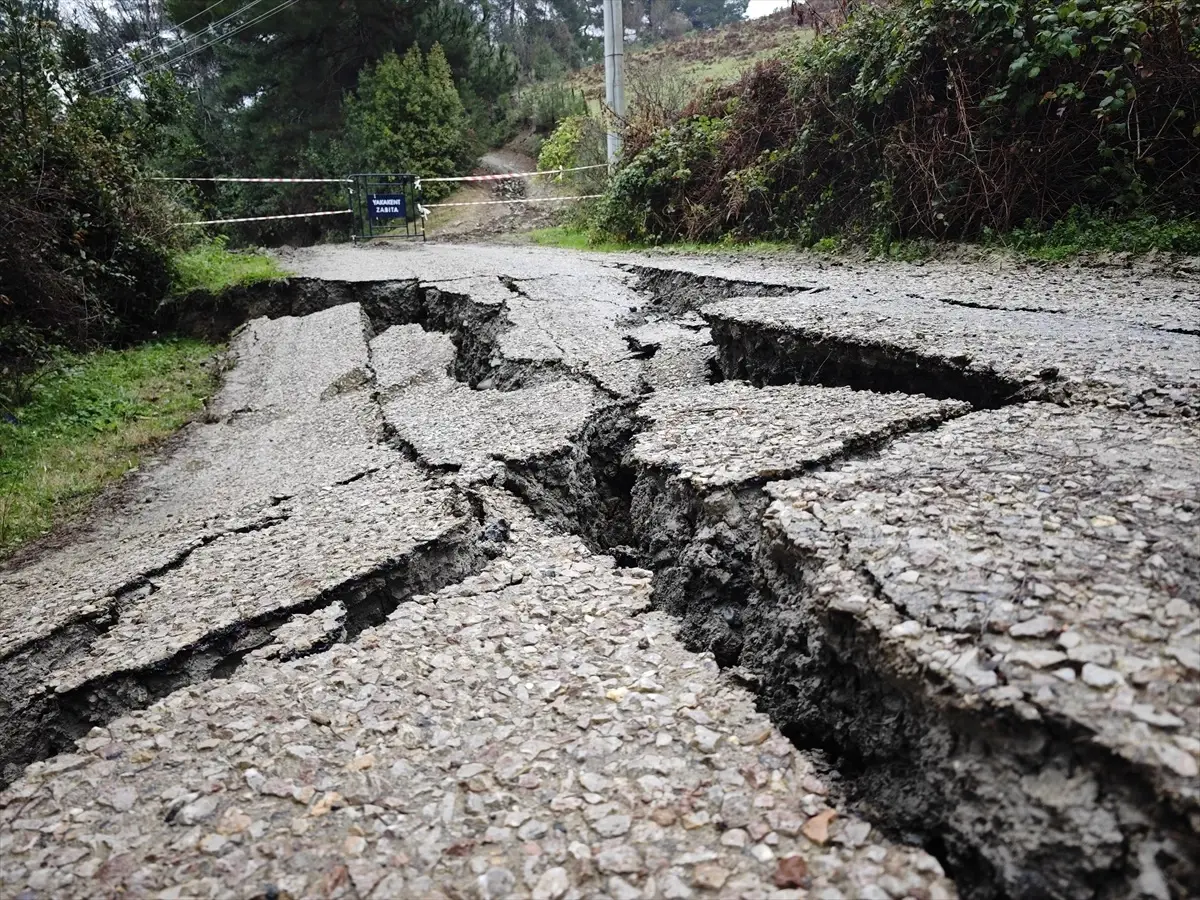Samsun Yakakent'te Sağanak Nedeniyle Yol Çöktü