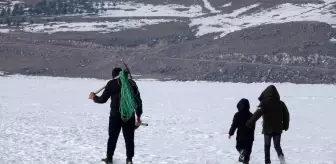 Çıldır Gölü'nde 'Eskimo Usulü' Balıkçılık