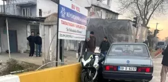 Kırmızı Işıkta Duramayan Otomobil Motosiklete Çarptı: Bir Yaralı