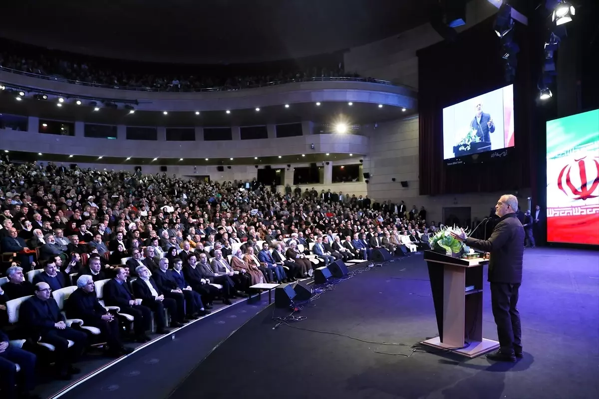 İran Cumhurbaşkanı Pezeşkiyan, Şehriyar'ın Şiirini Okurken Uyarıldı