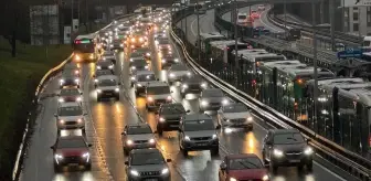 İstanbul'da haftanın ilk günü yağışla birlikte trafik çilesine dönüştü