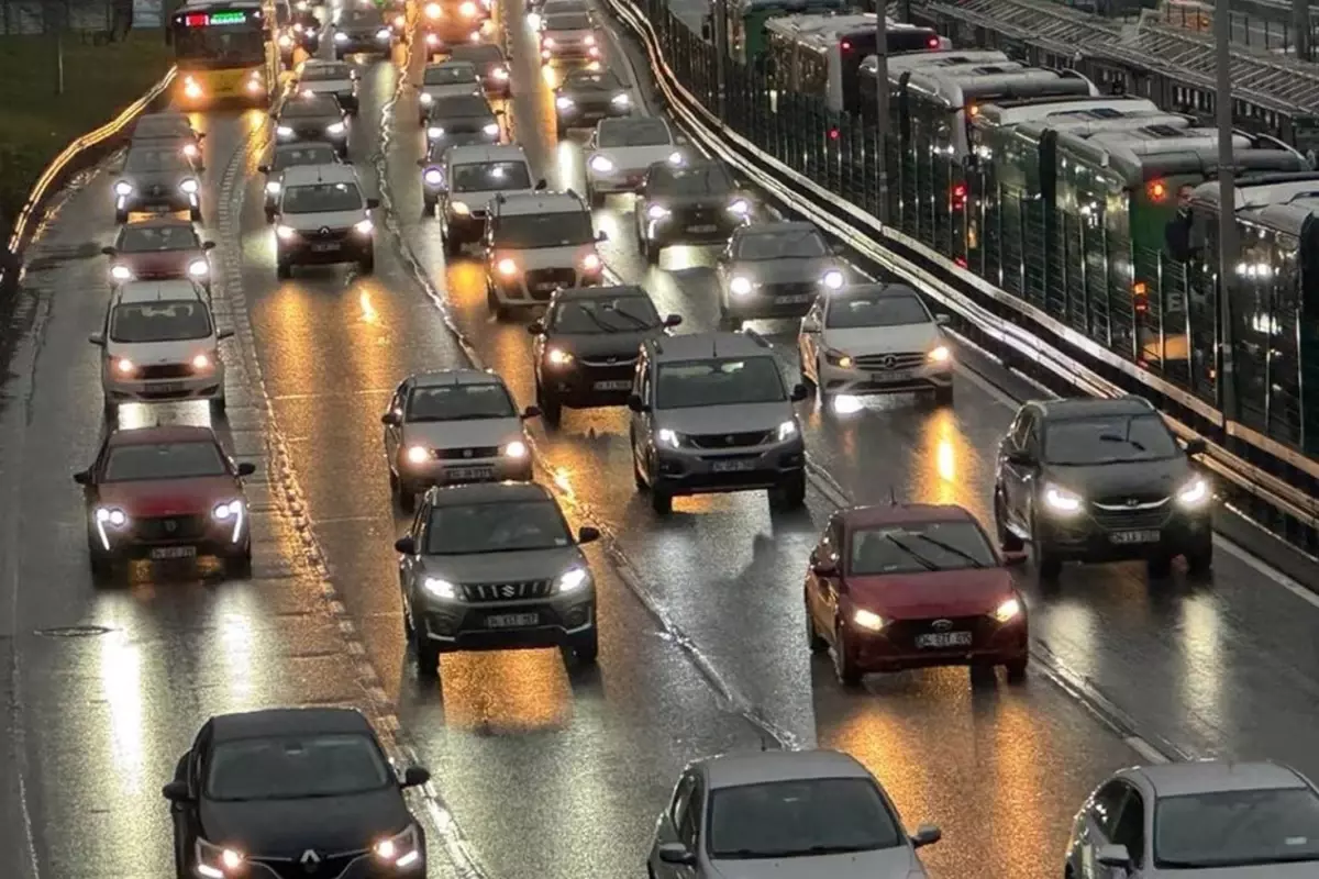 İstanbul'da haftanın ilk günü yağışla birlikte trafik çilesine dönüştü