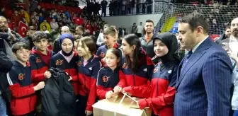 Kütahya'da Spor Malzemesi Dağıtım Etkinliği Gerçekleştirildi