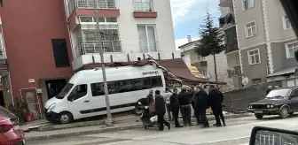 Tokat'ta Park Halindeki Minibüs İş Yerine Girdi