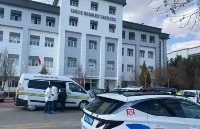 Selçuk Üniversitesi vurulan dekan Müjdat Yeşildal öldü mü yaşıyor mu? İntihar eden saldırgan kim, öldü mü? Selçuk Üniversitesi vurulan dekan Müjdat Yeşildal öldü mü yaşıyor mu? İntihar eden saldırgan kim, öldü mü?