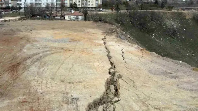 Cracks formed even in the 3.5 magnitude earthquake! Disturbing images from Ankara